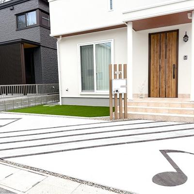 五線譜の上を音符が躍る、やさしい音楽が流れるリズミカルなエクステリア 五線譜の上を音符が躍る、やさしい音楽が流れるリズミカルなエクステリア